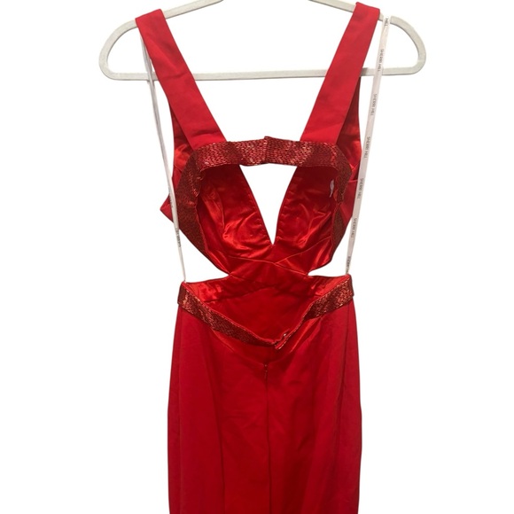 Sherri Hill V-Neck Open-Back Red Formal Gown with Beaded Detailing Size 2 - Picture 6 of 7